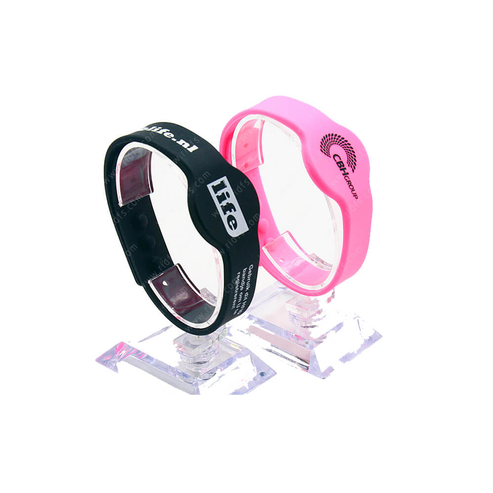 13.56Mhz Adjustbale NFC Bracelet NTAG213 Silicone Wristband For Social Media