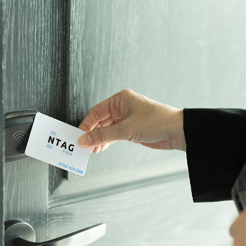 Custom RFID 13.56MHz NTAG424 White Blank PVC Card Manufacturer